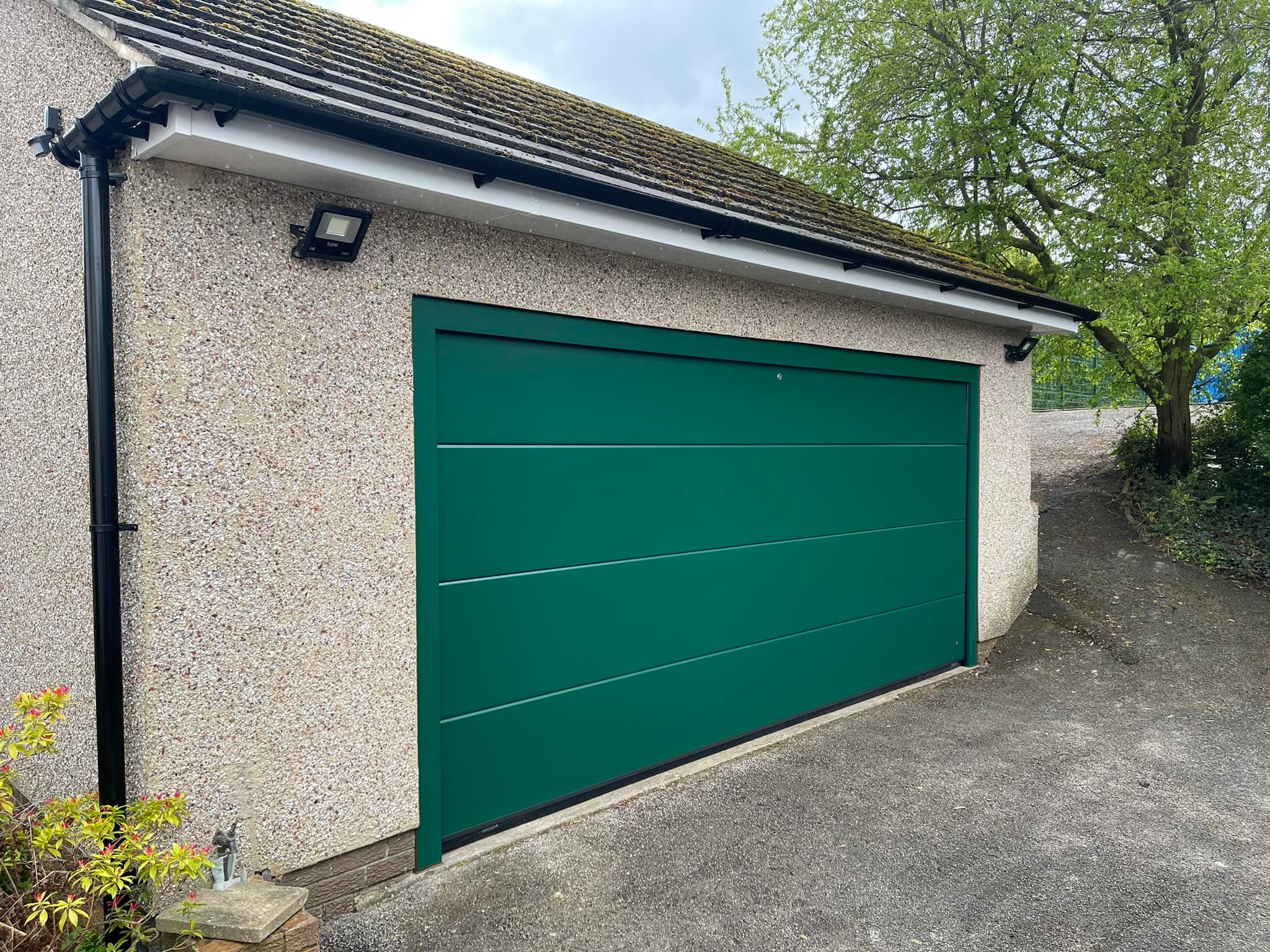 Можно ли установить секционные ворота своими руками